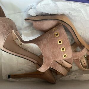 FRENCHCUFF
NUDE SUEDE
NW85032 Stuart Weitzman